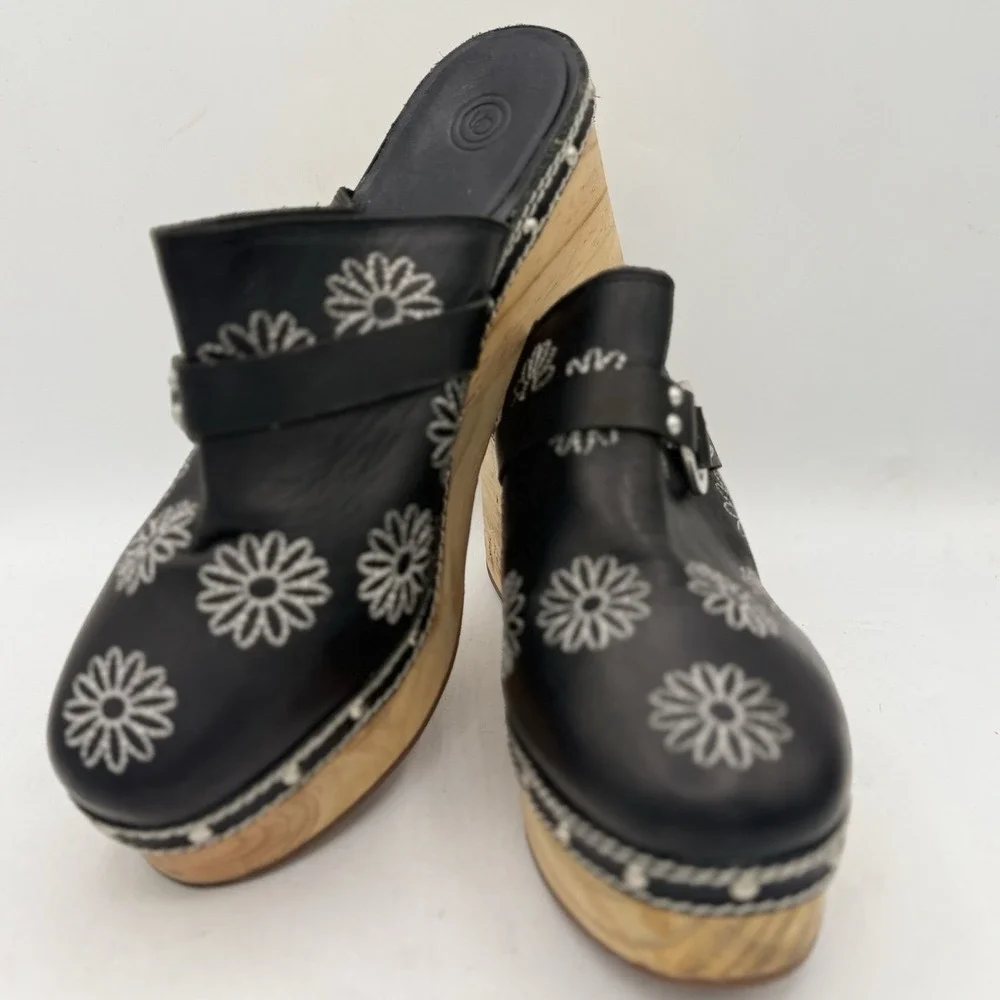 Urban Outfitters UO Daizy Clog Black Leather Daisy Embroidered Wood Platform 9